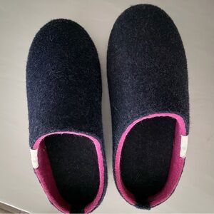 Cozy Black/navy wool Gumbies Slippers with Pink Trim